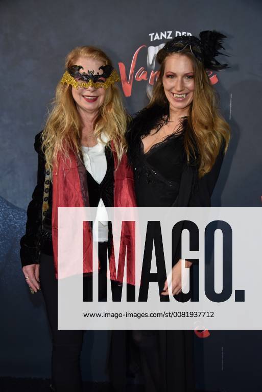 The presenter Mara Bergmann r and her mother come on 17 02 2018 in Cologne for the premiere of the musical dance of the vampires in the musical dome
