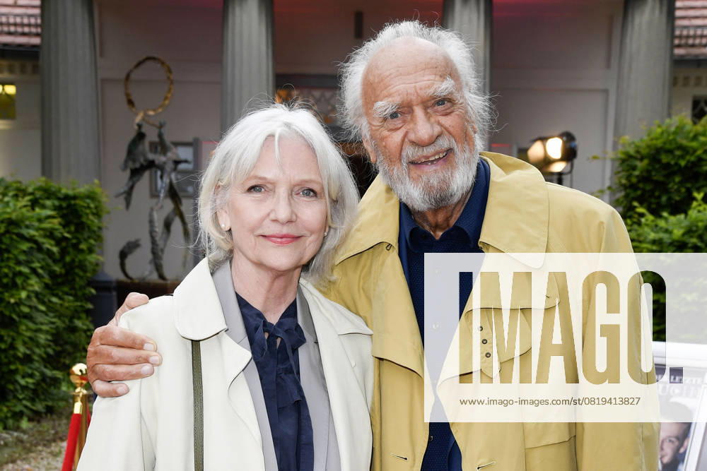 Rita Feldmeier and Achim Wolff at the Fisch sucht Fahrrad premiere at the Schlossparktheater on 17 05 2025 in Berlin at the Fisch sucht Fahrrad premiere at the Schlossparktheater in Berlin
