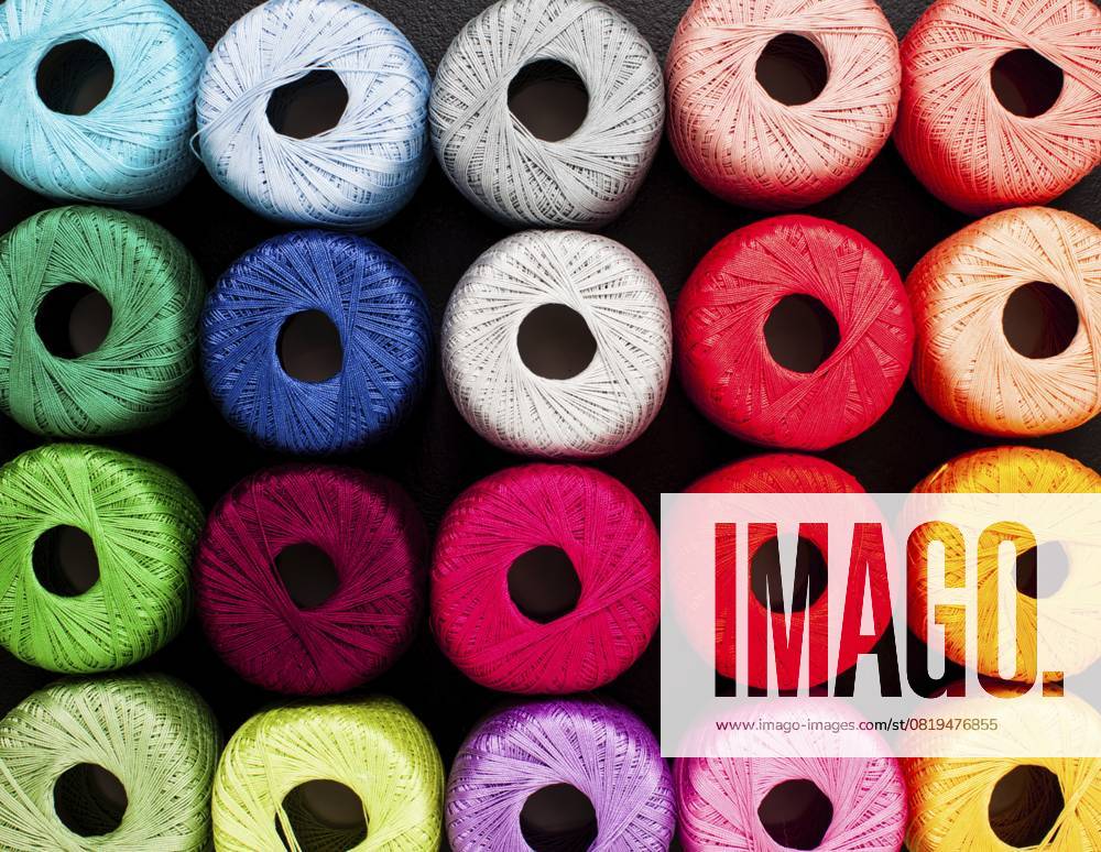 Bunte Garnknäuel. Blick von oben, Regenbogenfarben. Alle Farben Colored balls of yarn. View from above, rainbow colors. All colors