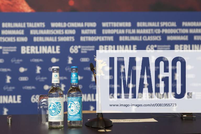 Table table with bottles and bear logo of the Berlinale in the press conference room 2018 with bottles and bear logo of the Berlinale in the basin of the press conference 2018