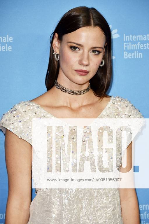 Lily Sullivan attending the picnic at hanging rock seasons 1 2 premiere during the 68th Berlin International Film Festival Berlinale 2018 at Zoo Palace on February 19 2018 in Berlin Germany Foto:xN.xKubelkax xFuturexImage