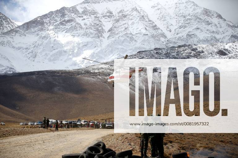 Flugzeugabsturz im Iran: Rettungskräfte finden Wrack (180219) -- DENA, Feb. 19, 2018 -- Iranian rescuers search for the wreckage of a passenger plane that crashed on Sunday at Dena mountain, central Iran, on Feb. 19, 2018. Iran found the wreckage of the crashed Aseman Airlines ATR-72 plane on Monday and received condolences from Chinese, Russian and United Nations (UN) leaders for the victims of the incident and their families. ) (srb) IRAN-DENA-PLANE CRASH-SEARCH AryaxJafari