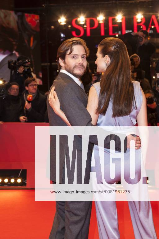 Daniel Brühl with his girlfriend Felicitas Rombold on the red carpet of the Berlinale for the premiere of 7 days in Entebbe on 19 02 2018 in Berlin Daniel Brühl with his girlfriend Felicitas Rombold on the red carpet of the Berlinale for the premiere of 7 days in Entebbe on 19 02 2018 in Baird n