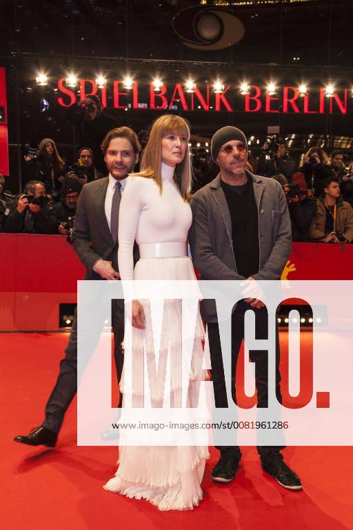Daniel Brühl Rosamund Pike and Jose Padilha on the red carpet of the Berlinale for the premiere of 7 days in Entebbe on 19 02 2018 in Berlin Daniel Brühl Rosamund Pike and Jose Padilha on the red carpet of the Berlinale for the premiere of 7 days in Entebbe on 19 02 2018 in Berlin