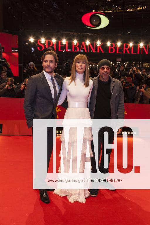 Daniel Brühl Rosamund Pike and Jose Padilha on the red carpet of the Berlinale for the premiere of 7 days in Entebbe on 19 02 2018 in Berlin Daniel Brühl Rosamund Pike and Jose Padilha on the red carpet of the Berlinale for the premiere of 7 days in Entebbe on 19 02 2018 in Berlin