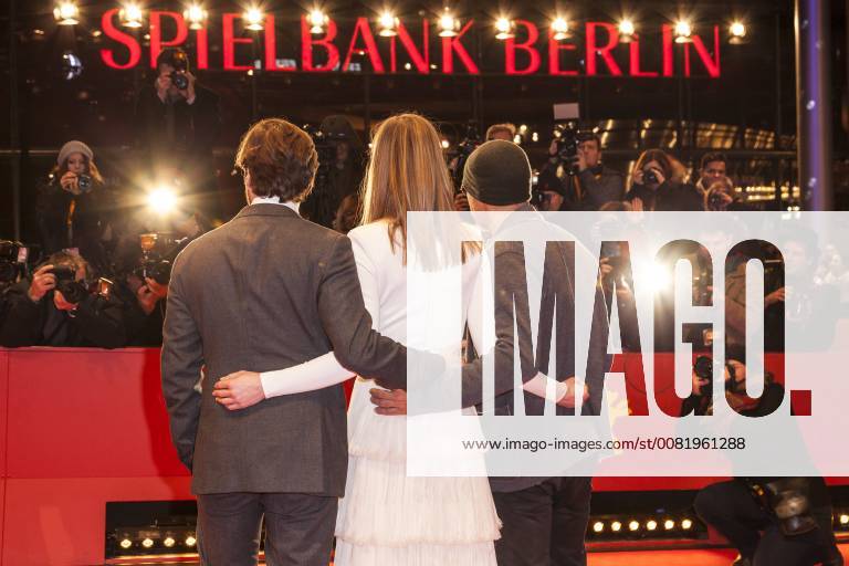 Daniel Brühl Rosamund Pike and Jose Padilha on the red carpet of the Berlinale for the premiere of 7 days in Entebbe on 19 02 2018 in Berlin Daniel Brühl Rosamund Pike and Jose Padilha on the red carpet of the Berlinale for the premiere of 7 days in Entebbe on 19 02 2018 in Berlin