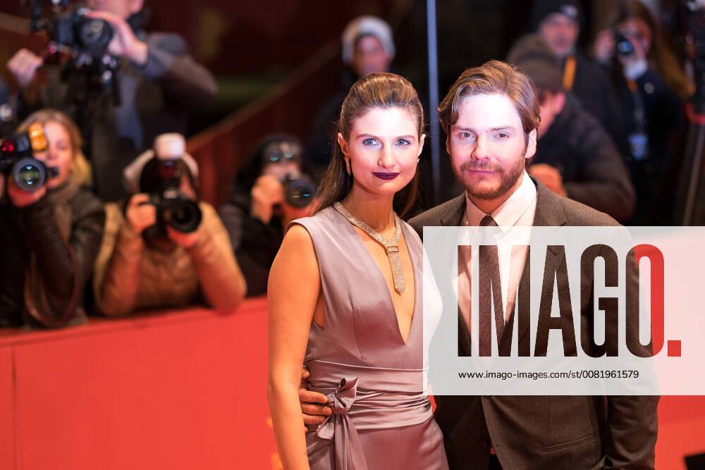 Actor Daniel Brühl with Felicitas Rombold during the premiere of the film 7 DAYS IN ENTEBBE 7 days IN ENTEBBE, on the occasion of the 68 Berlinale snapshot photography xK M Krause