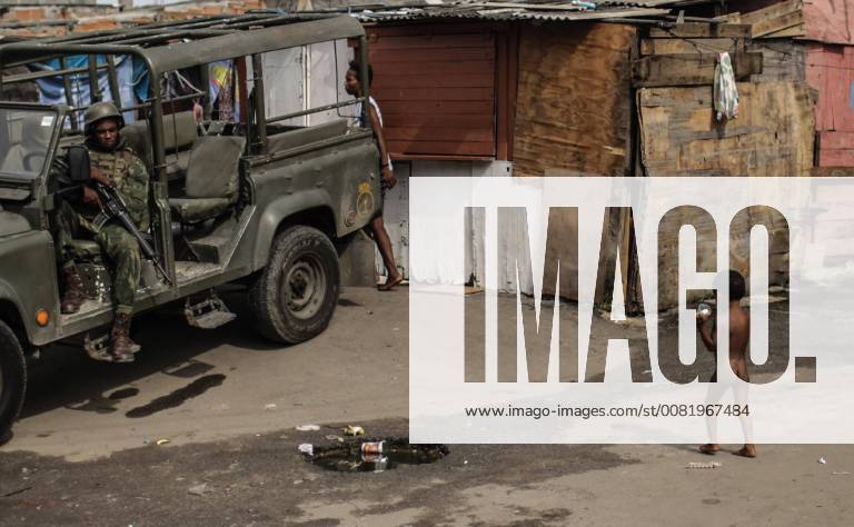 Members of the Armed Forces patrol during a security operation at Kelson s favela, in Rio de Janeiro, Brazil, 20 February 2018. Members of the Armed Forces and police officials began a new security operation to stop the wave of violence and drug traffic in some favelas of the state. Members of the Armed Forces and police officials begin a new security operation in Rio de Janeiro !ACHTUNG: NUR REDAKTIONELLE NUTZUNG!