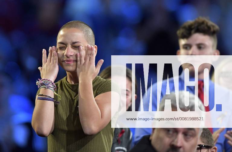 Amoklauf in Parkland: Town Hall Meeting in Sunrise February 21, 2018 - Sunrise, FL, USA - Marjory Stoneman Douglas High School student Emma Gonzalez wipes away tears during a CNN town hall meeting on Wednesday, Feb. 21, 2018, at the BB&T Center, in Sunrise, Fla. Sunrise USA - ZUMAm67_ 20180221_zaf_m67_096