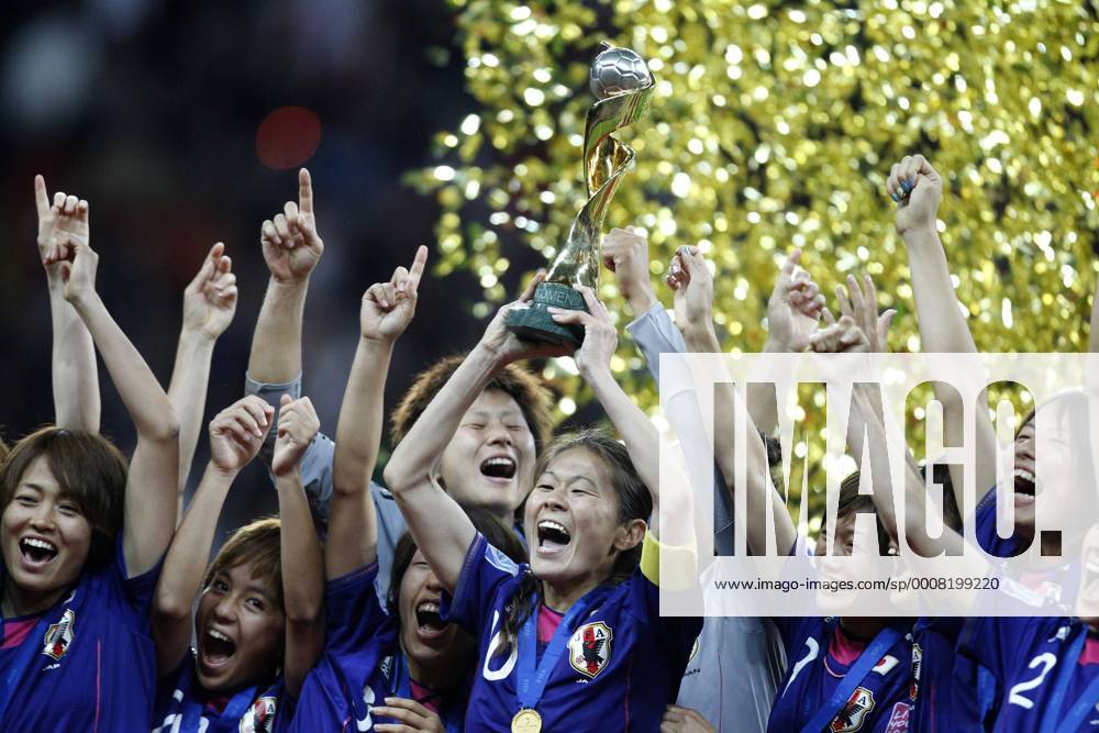 Homare Sawa, Japan, mitte, jubelt nach dem Sieg bei der Siegerehrung mit dem Pokal zusammen mit der Mannschaft, Jubel, Freude, Sieg, Mannschaft, Pokal, Japan-USA 3:1 i.E., , FIFA Womens World Cup 2011, 5:3 nach Elfmeterschießen WM, FIFA Frauen-Weltmeisterschaft 2011, Finale, final, Spiel Nr. 32, Frankfurt Main, 17.7.2011 o0 Siegerehrung Pokal Trophäe Objekte Sieg Weltmeister