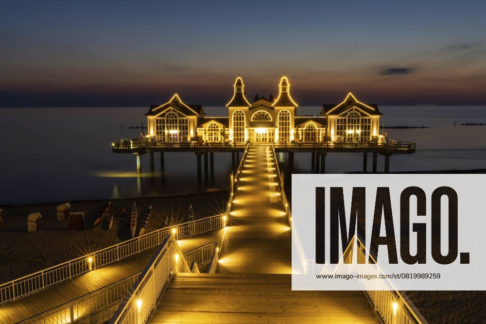 Blick auf die Selliner Seebrücke auf der Insel Rügen an der Ostsee bei Sonnenaufgang, Deutschland, Europa Germany - 15 August 2020: view of the Sellin pier on Ruegen Island on the Baltic Sea at sunrise