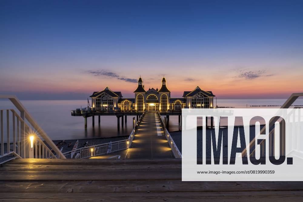 Blick auf die Selliner Seebrücke auf der Insel Rügen an der Ostsee bei Sonnenaufgang, Deutschland, Europa Germany - 15 August 2020: view of the Sellin pier on Ruegen Island on the Baltic Sea at sunrise