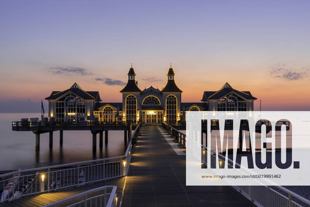 Blick auf die Selliner Seebrücke auf der Insel Rügen an der Ostsee bei Sonnenaufgang, Deutschland, Europa Germany - 15 August 2020: view of the Sellin pier on Ruegen Island on the Baltic Sea at sunrise
