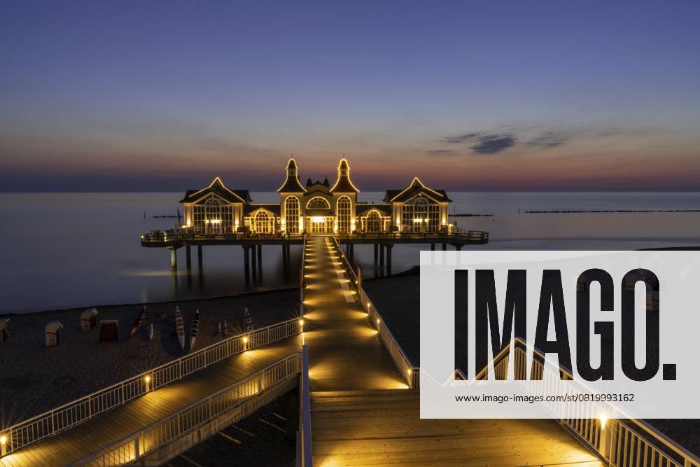Blick auf die Selliner Seebrücke auf der Insel Rügen an der Ostsee bei Sonnenaufgang, Deutschland, Europa Germany - 15 August 2020: view of the Sellin pier on Ruegen Island on the Baltic Sea at sunrise