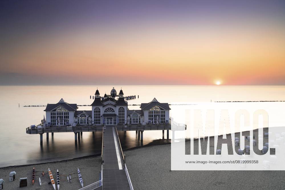 Blick auf die Selliner Seebrücke auf der Insel Rügen an der Ostsee bei Sonnenaufgang, Deutschland, Europa Germany - 15 August 2020: A view of the Sellin pier on Ruegen Island on the Baltic Sea at sunrise