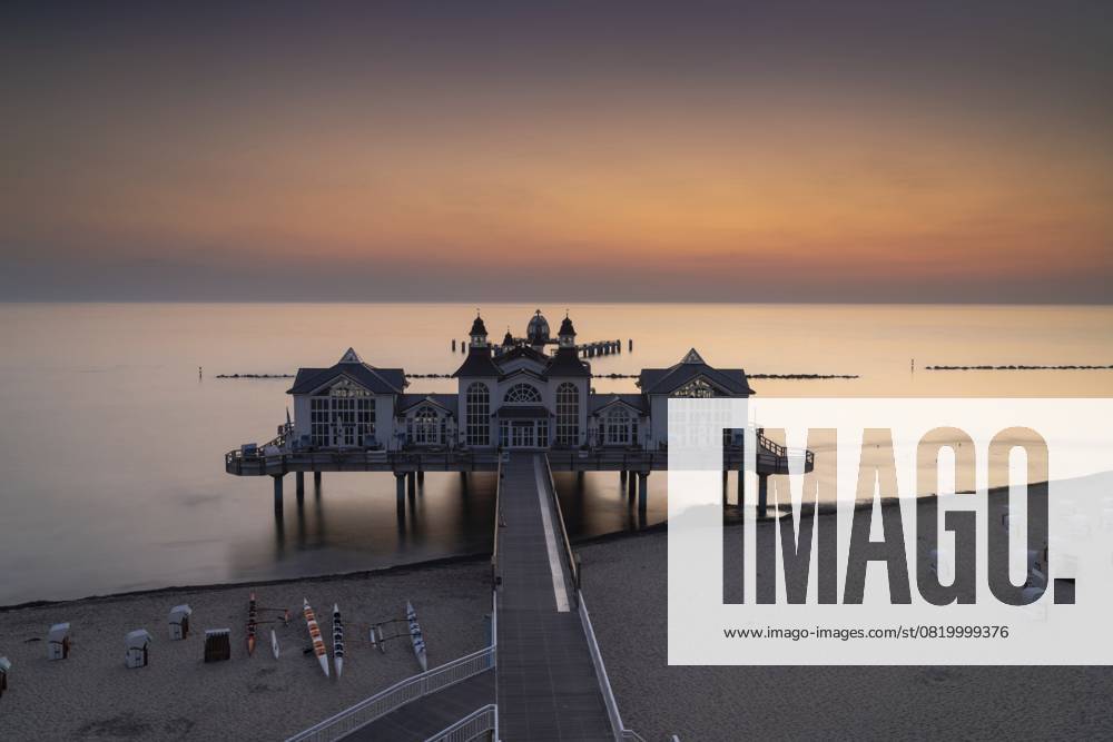 Blick auf die Selliner Seebrücke auf der Insel Rügen an der Ostsee bei Sonnenaufgang, Deutschland, Europa Germany - 15 August 2020: view of the Sellin pier on Ruegen Island on the Baltic Sea at sunrise