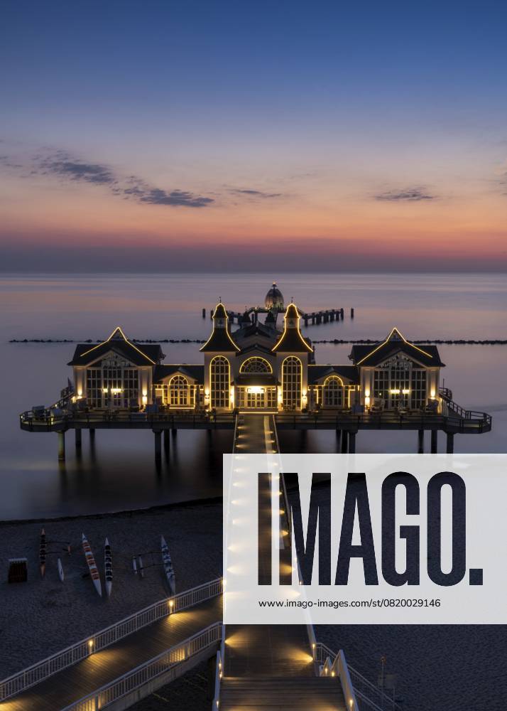 Blick auf die Selliner Seebrücke auf der Insel Rügen an der Ostsee bei Sonnenaufgang, Deutschland, Europa Germany - 15 August 2020: view of the Sellin pier on Ruegen Island on the Baltic Sea at sunrise