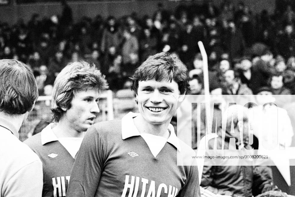 Peter Nogly (re.) und Manfred Kaltz (beide HSV) Einmarsch, einlaufen, auflaufen