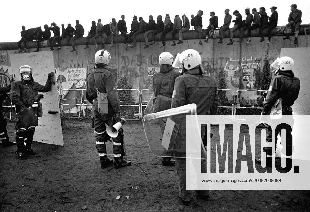 Berlin 1 July 1988 Squatters flee to East Berlin Police reamed in the early morning the autonomous occupied Lenne triangle at Potsdamer Platz As part of a territorial exchange with the GDR, the area was transferred to West Berlin on 1 July 88 The occupiers fled over the Berlin Wall to East Berlin where they were greeted warmly by GDR bor