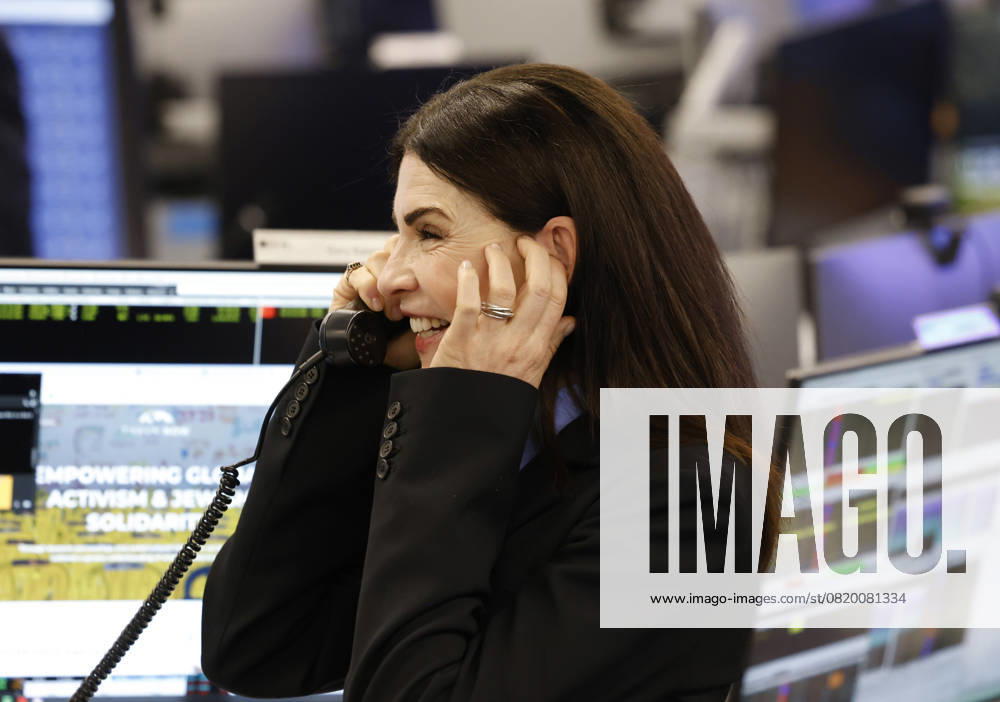 Actress Julianna Margulies speaks to a client at the 2025 BTIG Commissions for Charity Day in New York City on Tuesday, May 20, 2025. NYP20250520104 JOHNxANGELILLO