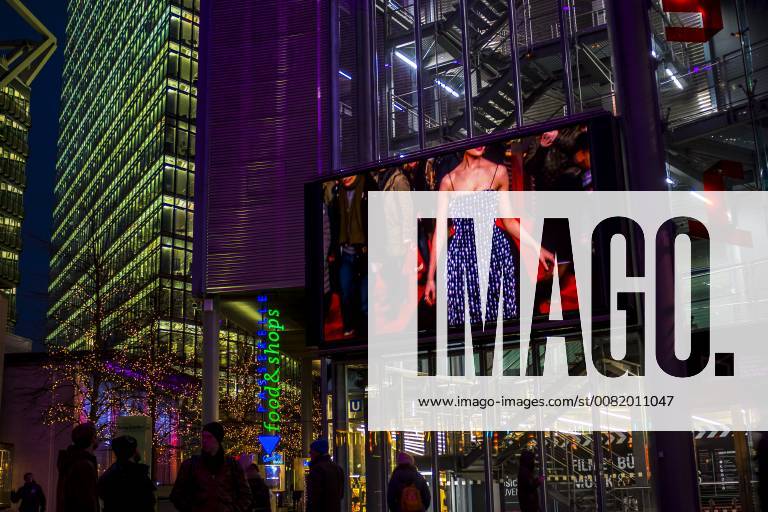 Berlinale 2018 20180222DE Sony Center Berlin Germany Celebrities arrive at the red carpet transmitted to a big TV screen in the Sony Center
