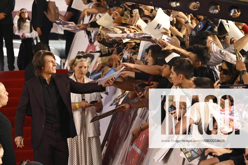 Actor Tom Cruise signs autographs for the fans during the red carpet for Mission: Impossible - The Final Reckoning Mexico City film Premiere at Auditorio Nacional. on May 20, 2025 in Mexico City, Mexico. Mexico City Mexico - ZUMAe321 20250520_zea_e321_066