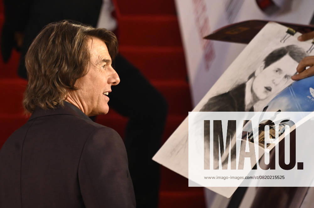 Actor Tom Cruise signs autographs for the fans during the red carpet for Mission: Impossible - The Final Reckoning Mexico City film Premiere at Auditorio Nacional. on May 20, 2025 in Mexico City, Mexico. Mexico City Mexico - ZUMAe321 20250520_zea_e321_082
