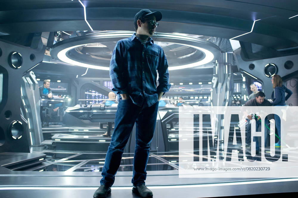 Star Trek Into Darkness (2013) - filmstill J. J. ABRAMS (DIRECTOR) on the set of Star Trek Into Darkness (2013)