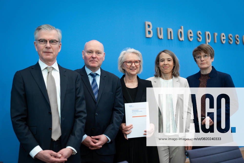 Federal Press Conference on the presentation of the Spring Economic Forecast 2025 Group photo in the run-up to the press conference with Prof Dr Martin Werding together with Prof Dr Achim Truger, Prof Dr Dr h c Monika Schnitzer, Chairwoman an