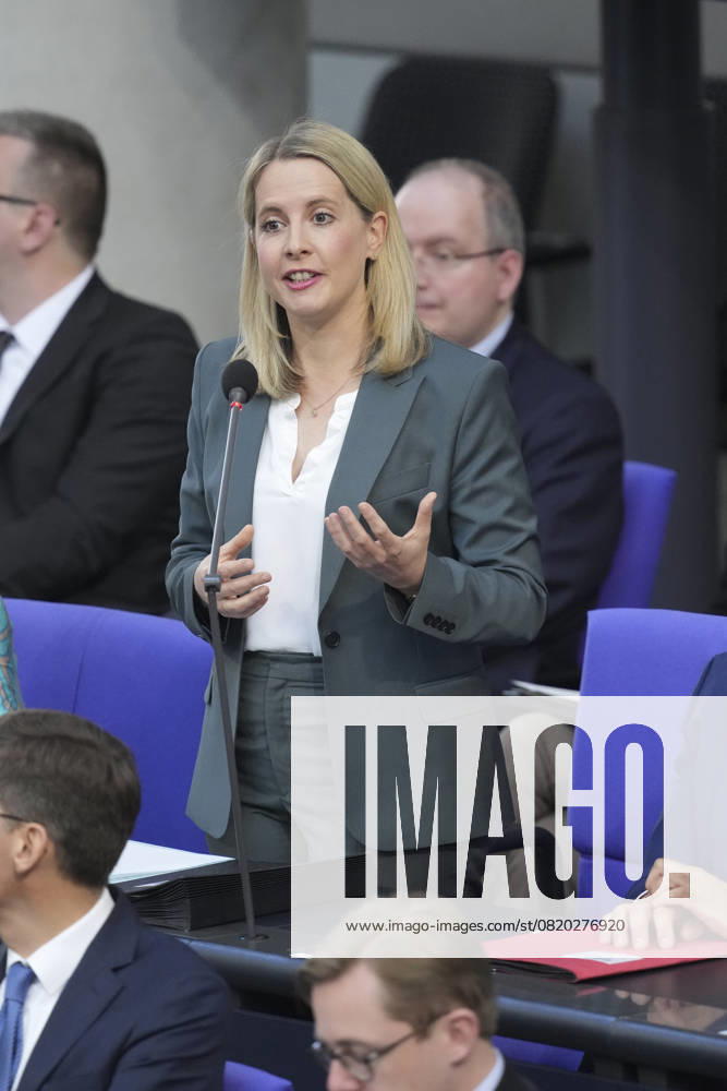 German Bundestag, 6th plenary session Verena Hubertz, Federal Minister for Housing, Urban Development and Construction with gestures and hand gestures the minister answers the questions of the members of parliament during the questioning of the federal government during the 6th session of the German Bundestag in Berlin, 21 05 2025 Berlin Berlin Germany