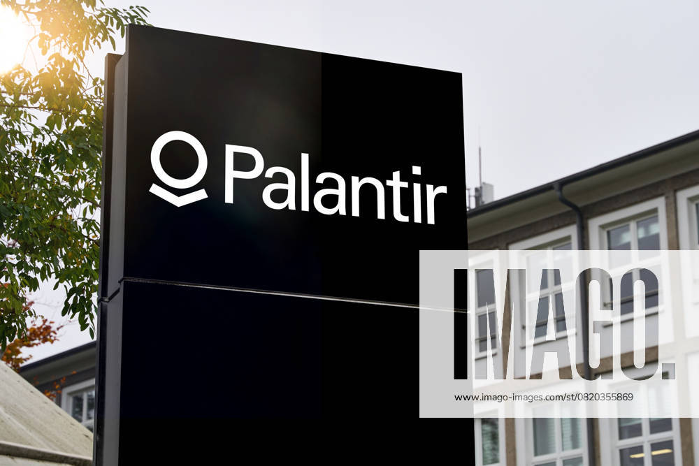 PHOTOMONTAGE, Black sign with Palantir logo in front of a neutral building. Symbolic image for the debate about data evaluation, security software and the influence of technology-driven analysis companies.