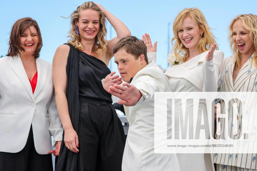 Cannes - Karavan Photocall Jakub Viktorin, Jana Plodkova, Anna Geislerova, David Vodstrcil, Juliana Brutovska Ol hova, Zuzana Kirchnerova and Giandomenico Cupaiuolo pose during the Karavan (Caravan) photocall at the 78th annual Cannes Film Festival at Palais des Festivals on May 22, 2025 in Cannes, France. Photo by Shootpix ABACAPRESS.COM Cannes France