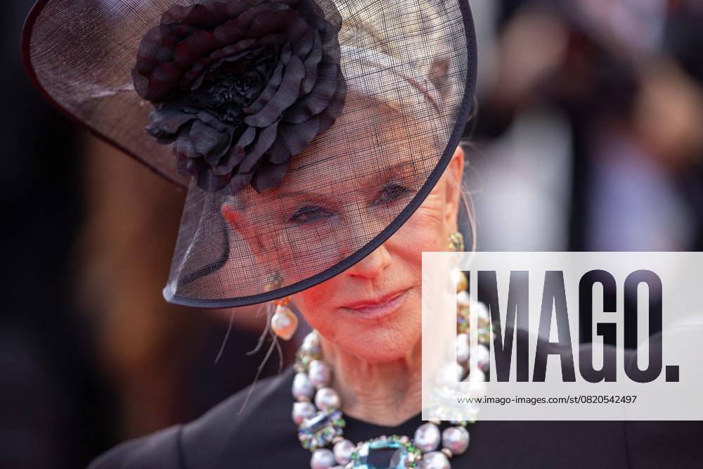 Cannes - Colours Of Time Red Carpet Helen Mirren attends the La Venue De L avenir (Colours Of Time) red carpet at the 78th annual Cannes Film Festival at Palais des Festivals on May 22, 2025 in Cannes, France. Photo by Shootpix ABACAPRESS.COM Cannes France