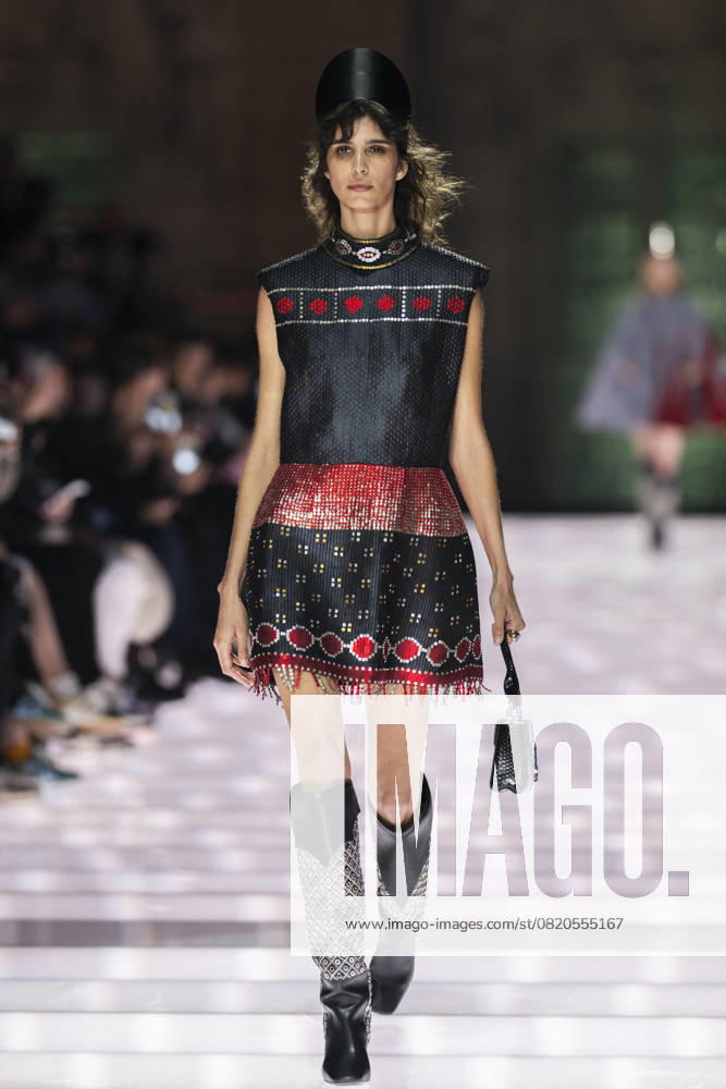 Louis Vuitton Cruise 2026 Runway - Avignon A model walks the runway during the Louis Vuitton Cruise 2026 fashion show at Palais des Papes ( Palace of the Popes ), in Avignon, France on May 22, 2025. Photo by Eliot Blondet ABACAPRESS.COM Avignon France France