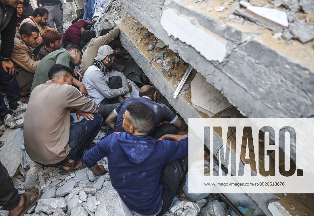 (250523) -- GAZA, May 23, 2025 -- Palestinians search for survivors after an Israeli airstrike in Jabalia refugee camp, northern Gaza Strip, on May 23, 2025. The Israel Defense Forces (IDF) said in a statement on Friday that its air force struck more than 75 targets across the Gaza Strip over the past day. (Photo by Xinhua) MIDEAST-GAZA-JABALIA REFUGEE CAMP-ISRAEL-AIRSTRIKES MahmoudxZaki