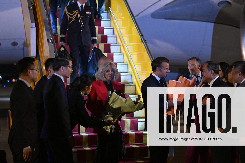 Bilder des Jahres 2025, News 05 Mai Arrival of President Emmanuel Macron and First Lady Brigitte Macron on the tarmac of Hanoi airport in the Socialist Republic of Vietnam Arrival of President Emmanuel Macron and First Lady Brigitte Macron on the tarmac of Hanoi airport in the Socialist Republic of Vietnam on May 25, 2025 Jeanne Accorsini Pool Bestimage France s President Emmanuel Macron and his wife Brigitte Macron are greeted by Vietnamese officials upon their arrival at Noi Bai International Airport in Hanoi on May 25, 2025 Hanoi Vietnam