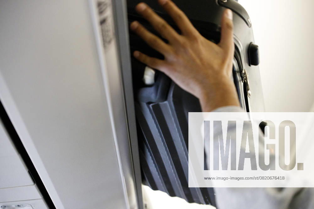 EU Court: Reasonable hand luggage must be free of charge Der europäische Verbraucherschutz-Dachverband BEUC verweist auf ein Urteil des Europäischen Gerichtshofs von 2014. Demzufolge dürfe für Handgepäck keine zusätzliche Gebühr erhoben werden, solange es angemessene Vorgaben zu Größe und Gewicht erfülle. Konkret richtet sich die Beschwerde gegen sieben Fluggesellschaften - darunter Ryanair, Easyjet und Wizz Air. Diese erlauben die kostenlose Mitnahme eines kleinen Handgepäckstücks, das in der Regel unter den Sitz passen muss. Im Bild: Handgepäck in einem Flugzeug, aufgenommen am 22. April 2025 in Wien.