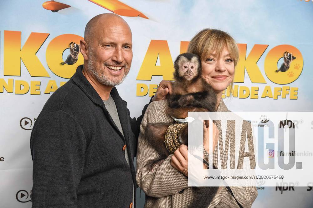 AKIKO DER FLIEGENDE AFFE Heike Makatsch and Benno Fürmann Fuermann with little monkeys cuddling in their arms as guests on the red carpet at the movie premiere Akiko der fliegende Affe at the Kino Filmtheater am Friedrichshein 25 05 2025 in BERLIN Berlin Germany