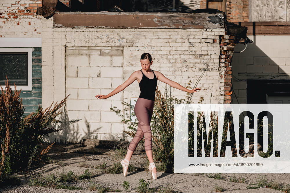 IMAGO Creative, Jahreszeit Sommer, Sommerferien Ballerina on Pointe in an Over Grown City Lot Hillsdale, Michigan, United States CR_OMHX250524-1723691-01 ,model released, Symbolfoto