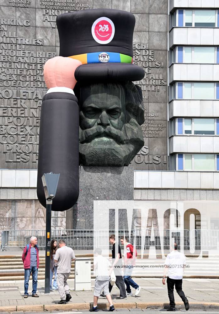 Hutfestival läd nach Chemnitz ein Das Hutfestival Chemnitz ist ein farbenfrohes Straßenkunstfestival, das vom 30. Mai bis 1. Juni 2025 in der Chemnitzer Innenstadt stattfindet. Es bietet ein vielseitiges Programm mit Live-Musik, Clownerie, Artistik, Jonglage, Feuershows und fantasievollen Walk-Acts. Künstler aus 20 Nationen verwandeln die Stadt in eine große Freilichtbühne.Ein besonderes Highlight ist die Tradition, dass Besucher eingeladen sind, einen Hut zu tragen, um die Straßenkunst zu würdigen. Der Name des Festivals leitet sich von der Praxis ab, dass Straßenkünstler ihre Gage direkt in Hüten sammeln. In diesem Jahr wurde sogar das berühmte Karl-Marx-Monument mit einem überdimensionalen Hut geschmückt allerdings hatte Chemnitz_Hutfestival_Marx_008-2605-25