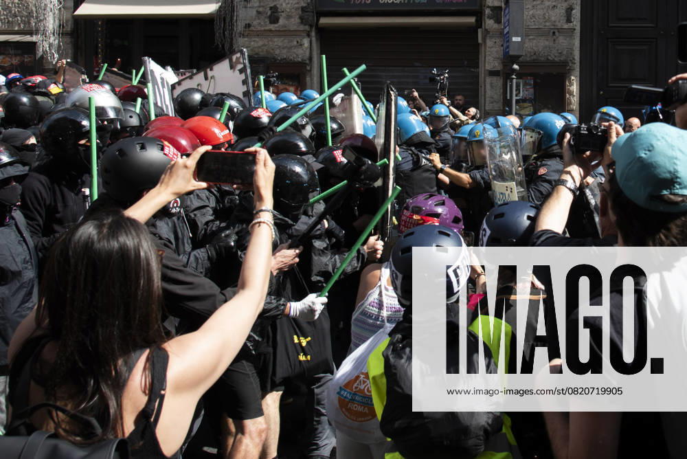 Photo IPP Diego Nangano Cappello Rome 26 05 2025 Demonstration Against the Security DDL in the photo moment of tension during the demonstration Italy Photo Press World Copyright