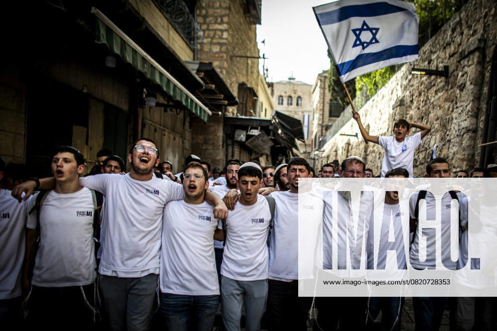 Jerusalem Day Flag Parade Israeli right wing youths dance with their Rabbi and wave their national flag as they march through the Muslim quarter of JerusalemÕs old walled city, Monday May 26 2025. Tens of thousands of young religious-Zionist and right wing men and women marched through the capital waving Star of David flags entering the Old City of Jerusalem through the Muslim Quarter, as part of a controversial flag march, marking the reunification of the city during the Six Day War and IsraelÕs capture of the Temple Mount and the Western Wall, JudaismÕs holiest sites. Photo by Eyal Warshavsky. Jerusalem Israel