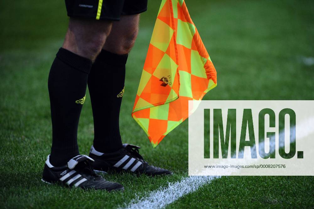 Champions League 2. qualification match Viktoria Pilsen against Pyunik Yerevan on July 19, 2011 in Pilsen, Czech Republic. Pictured assistant referee. (CTKxPhoto PavelxRakusan) CTKPhoto201107190368801 o0 Symbol Linienrichter Linie Markierung Seitenlinie Equipment Objekte Fahne