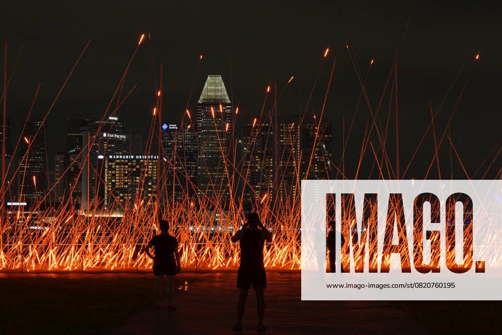 Bilder des Jahres 2025, News 05 Mai (250527) -- SINGAPORE, May 27, 2025 -- People view a light installation during the preview of i Light Singapore light show in Singapore s Marina Bay area on May 27, 2025. The show will be held from May 29 to June 21. ) SINGAPORE-LIGHT INSTALLATION-PREVIEW ThenxChihxWey