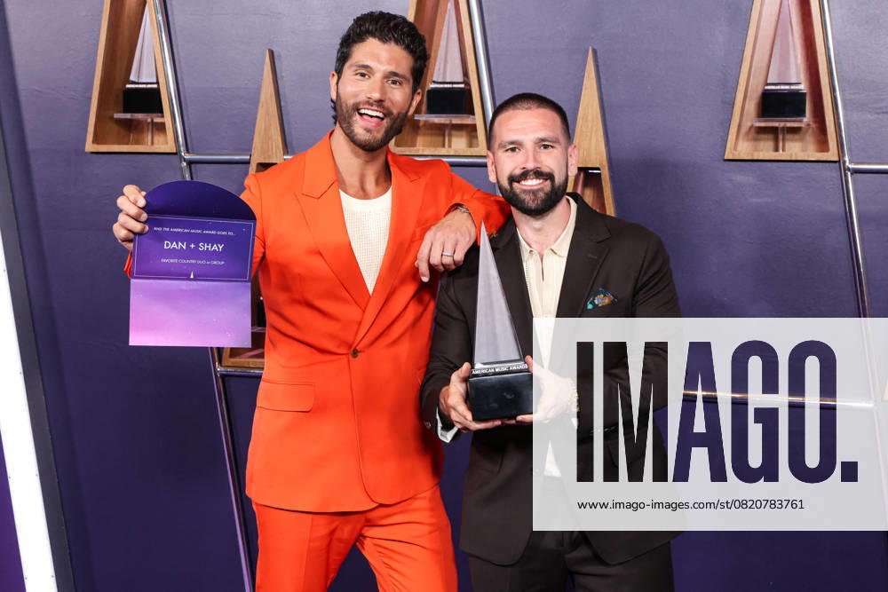 Bilder des Jahres 2025, Entertainment 05 Mai American Music Awards - Press Room Dan Smyers and Shay Mooney of Dan + Shay, winners of the Favorite Country Duo or Group award, pose at the 2025 American Music Awards held at the Fontainebleau Las Vegas on May 26, 2025 in Las Vegas, Nevada, United States. Photo by Xavier Collin Image Press Agency ABACAPRESS.COM Las Vegas Nevada United States