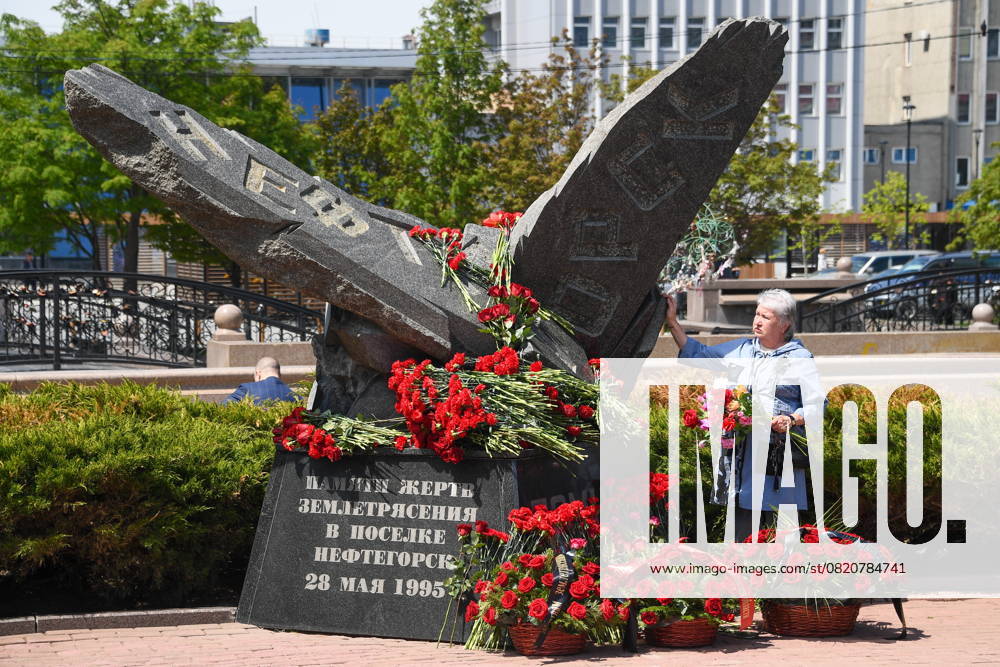 Bilder des Jahres 2025, News 05 Mai RUSSIA, YUZHNO-SAKHALINSK - MAY 28, 2025: A woman lays flowers at a monument to the victims of the 1995 Neftegorsk earthquake. The earthquake, which occurred on 28 May 1995, claimed 2,096 lives Yuzhno-Sakhalinsk Russia - ZUMAt113 20250528_zaa_t113_005