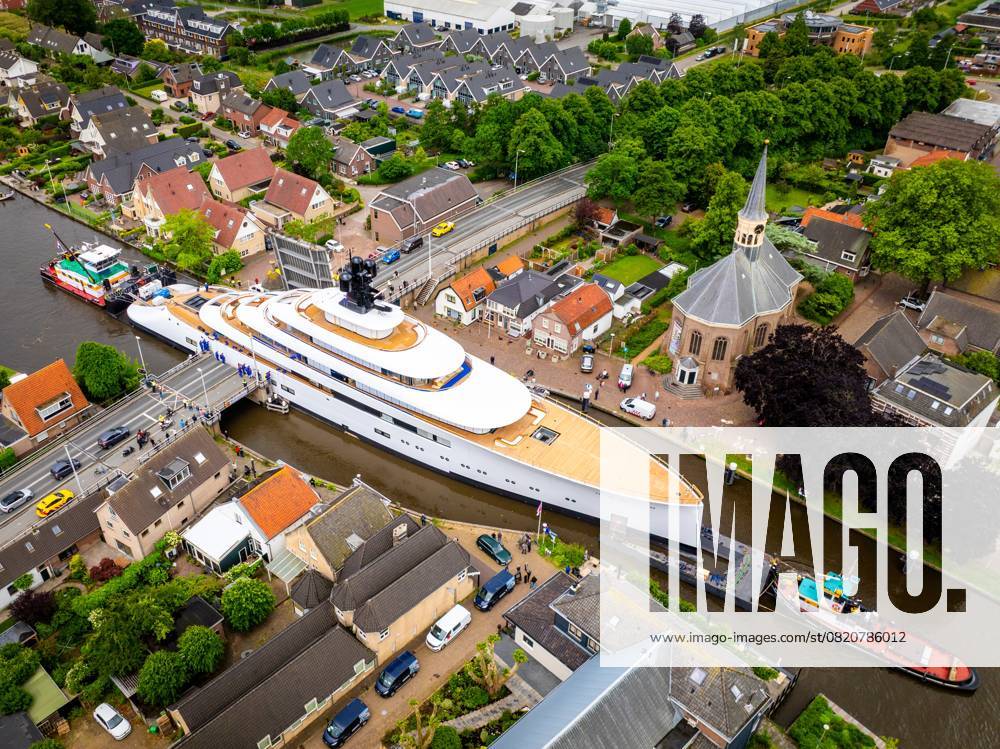 WOUBRUGGE - Passing and measuring at the Woubrugsebrug during the transport of former Starbucks CEO Howard Schultz s new yacht. The super deluxe mega yacht was built dooe Feadship and is 101.5 meters long. ANP Hollandse Hoogte Josh Walet netherlands out - belgium out