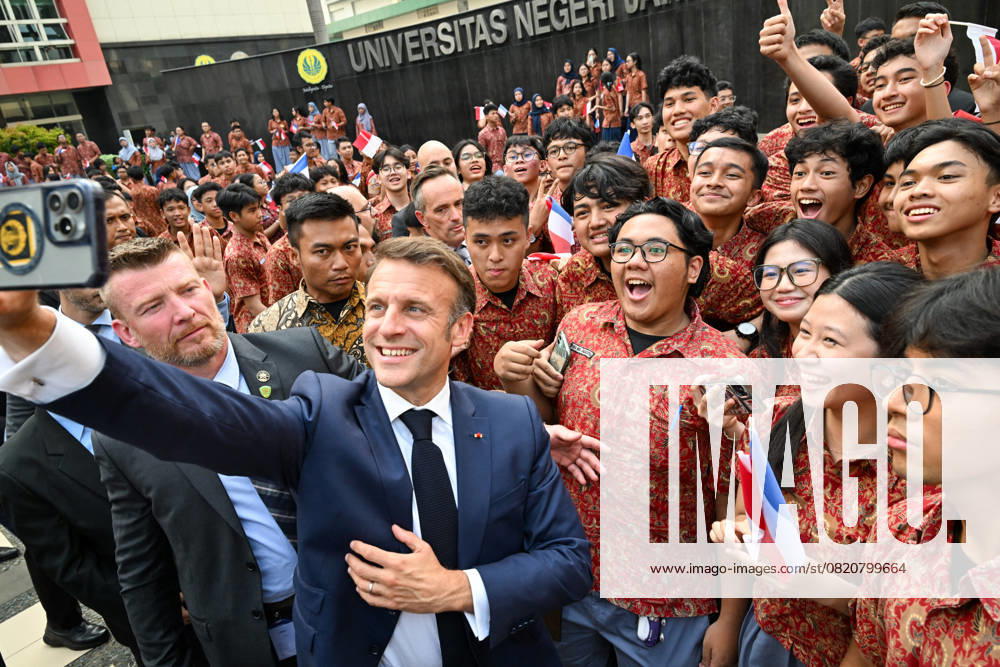 President Emmanuel Macron visits the National University in Jakarta President Emmanuel Macron visits the National University in Jakarta on May 28, 2025 Jeanne Accorsini Pool Bestimage France s President Emmanuel Macron poses for photographs with students during his visit to the National University in Jakarta on May 28, 2025 Jakarta Indonesia