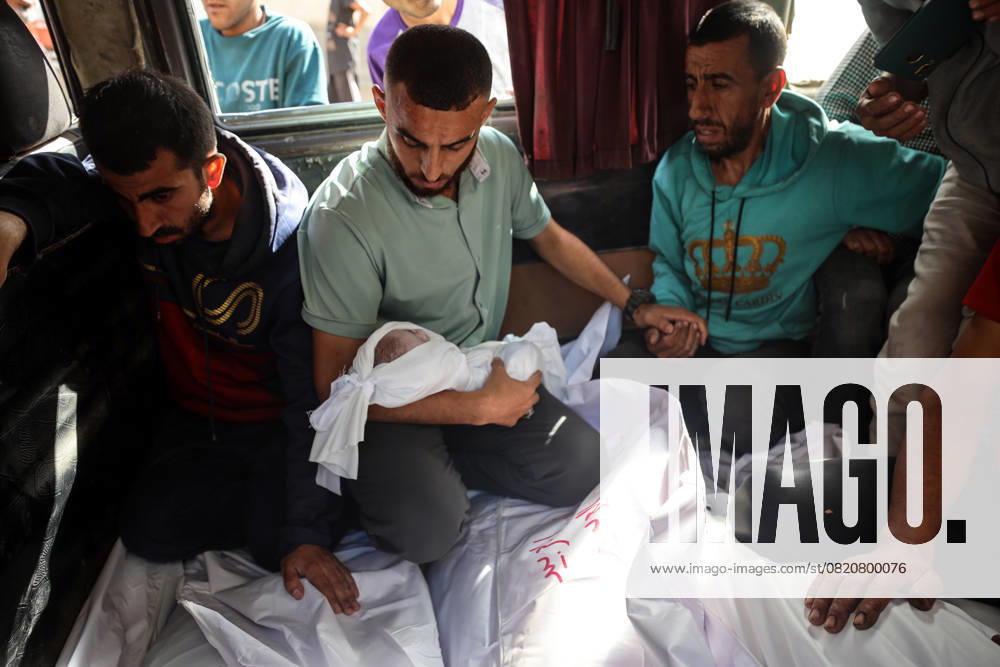 Bilder des Jahres 2025, News 05 Mai Hamas Israel Conflict People gather around the bodies of victims of Israeli bombing at Al-Shifa Hospital in Gaza City, on May 28, 2025. Gaza Palestine