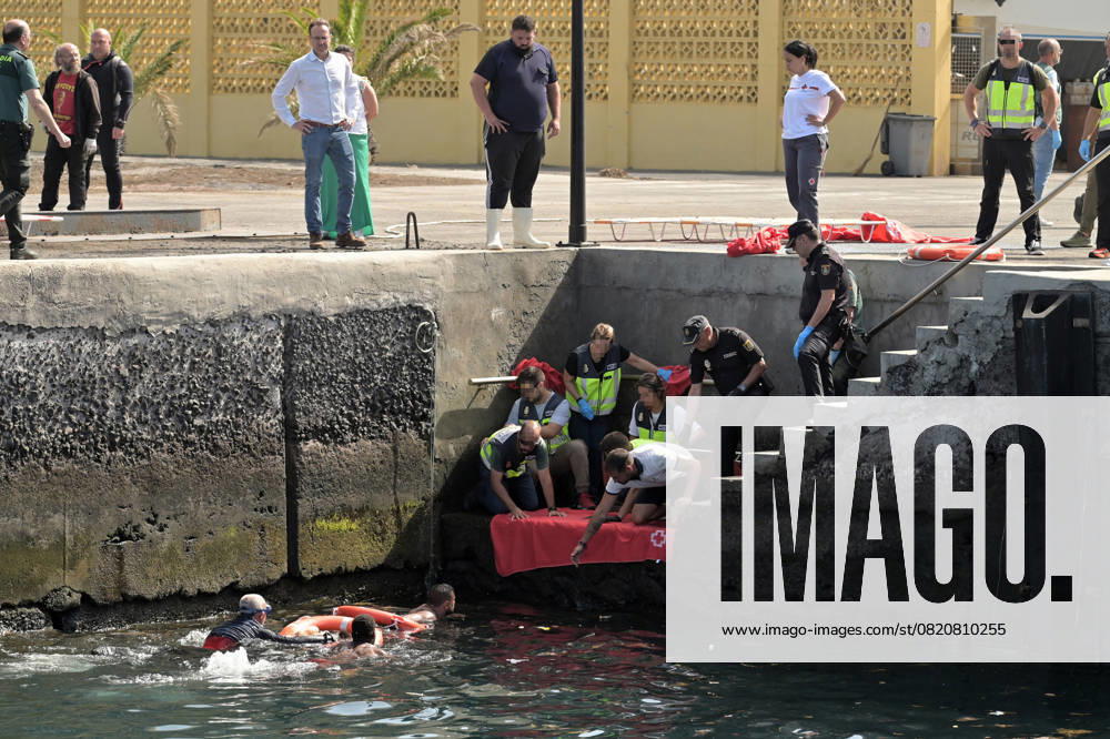 Spanien, Migranten kentern im Hafen vor El Hierro, mehrere Tote Seven women have died after the capsizing of a cayuco in El Hierro National Police officers rescue one of the migrants traveling in a cayuco that capsized on its arrival at the port of La Restinga, 28 May 2025, in El Hierro, Canary Islands Spain At least seven women have died, three of them minors, following the capsizing of a cayuco with 180 people on board as it entered the port of La Restinga In addition, a search is underway for a baby who fell into the sea and two young people are seriously injured 28 MAY 2025 AYUCO VUELCO EL HIERRO LA RESTINGA MIGRANTES Europa Press Canarias 28 05 2025 El Hierro Canarias El Hierro Canarias Canarias Espana